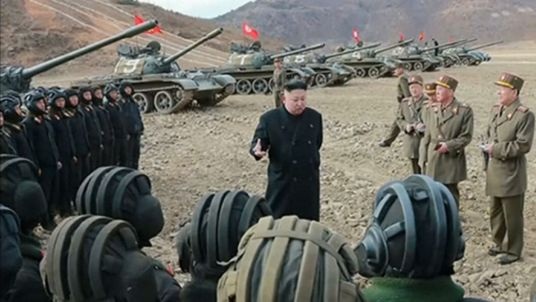 Ông Kim Jong-un ca ngợi sức mạnh của xe tăng Triều Tiên - 2 Ông Kim Jong-un đã mô tả phần thi của các đơn vị xe tăng là xuất sắc, đồng thời khẳng định các đơn vị này giống như “những quả đấm thép” và là “biểu tượng của quân đội Triều Tiên”. (Ảnh: Sky News)