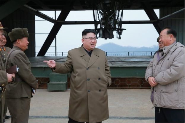 Ông Kim Jong-un vui vẻ trò chuyện với cấp dưới tại sự kiện thử nghiệm động cơ tên lửa (Ảnh: KCNA)