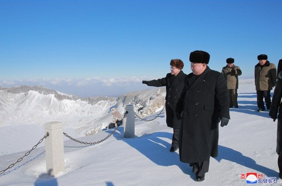 Vì sao Triều Tiên liên tục rung chấn sau khi thử bom hạt nhân 3 tháng? - 2 Nhà lãnh đạo Triều Tiên Kim Jong-un thăm núi thiêng Paektu tuần trước. (Ảnh: KCNA)