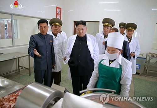 Ngày 23/4, KCNA đã đăng ảnh nhà lãnh đạo Triều Tiên Kim Jong-un tới thăm trang trại chăn nuôi lợn Thaechon tại một căn cứ không quân của Quân đội Nhân dân Triều Tiên. Tuy nhiên, thời điểm diễn ra chuyến thăm này không được tiết lộ. (Ảnh: Yonhap)