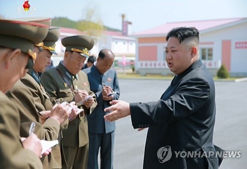 Các tướng lĩnh quân đội tháp tùng ông Kim Jong-un trong chuyến thăm tới trang trại Thaechon. Đây là nơi cung cấp thực phẩm cho quân đội Triều Tiên. (Ảnh: Yonhap)