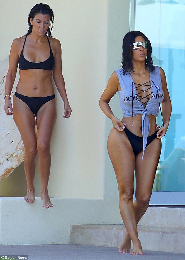Kim Kardashian rực lửa với áo tắm - 2
Người đẹp siêu vòng ba và chị gái Kourtney Kardashian