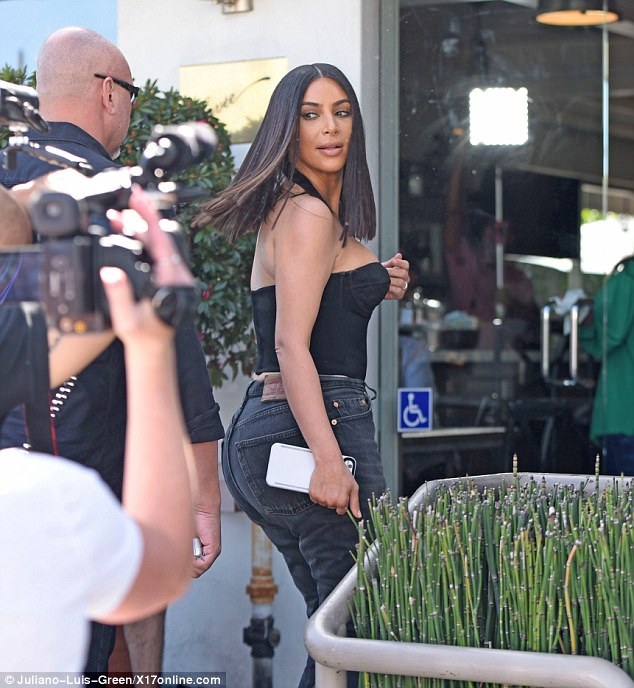 Kim Kardashian trẻ trung với tóc mới - 4
Bà mẹ hai con thu hút mọi ánh nhìn khi xuất hiện trên phố