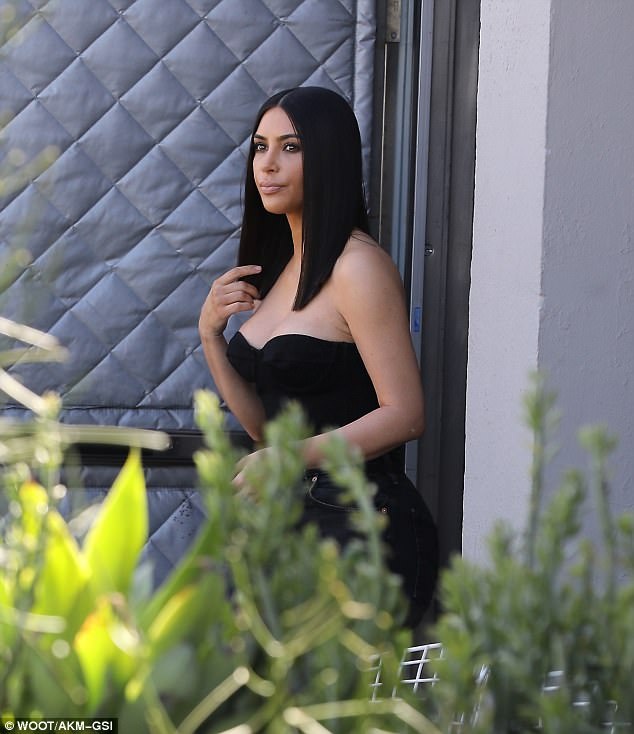 Kim Kardashian trẻ trung với tóc mới - 5
Thời gian gần đây cô Kim sống kín tiếng hơn nhiều - sau vụ bị cướp số nữ trang gần 10 triệu đô la ở Pháp hồi cuối năm ngoái