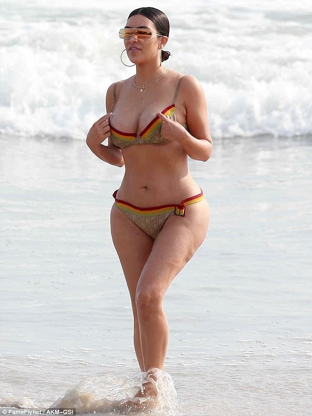 Kim Kardashian rực lửa với áo tắm - 7
Người đẹp khoe thân hình đồng hồ cát với trang phục bikini khi đi dạo biển trước đó.