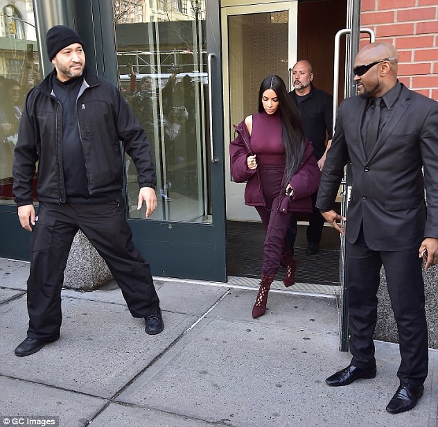 Kim Kardashian liên tục bị chê mặc xấu - 8
Bộ đồ tím không ăn nhập với đôi bốt thấp cổ buộc dây.