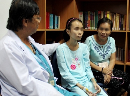 Mắc bệnh hiếm gặp, cô bé 13 tuổi nửa năm không đại tiện - 1 Cả bác sĩ và gia đình đều vui mừng khi cuộc phẫu thuật đã giúp bệnh nhi vượt qua được đau đớn