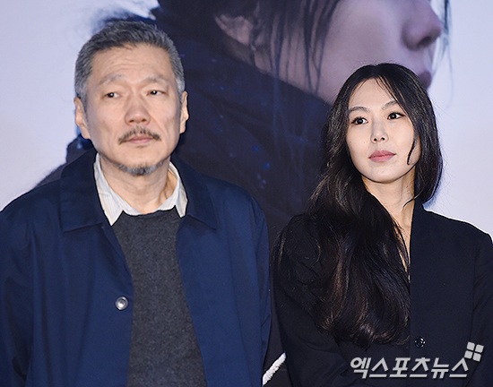 Kim Min Hee công khai quan hệ, vợ đạo diễn già từ chối ký đơn ly dị - 2
Cặp đôi thừa nhận tình cảm dành cho nhau là thật trong lúc đạo diễn Hong Sang Soo đang gấp rút làm thủ tục ly dị vợ.