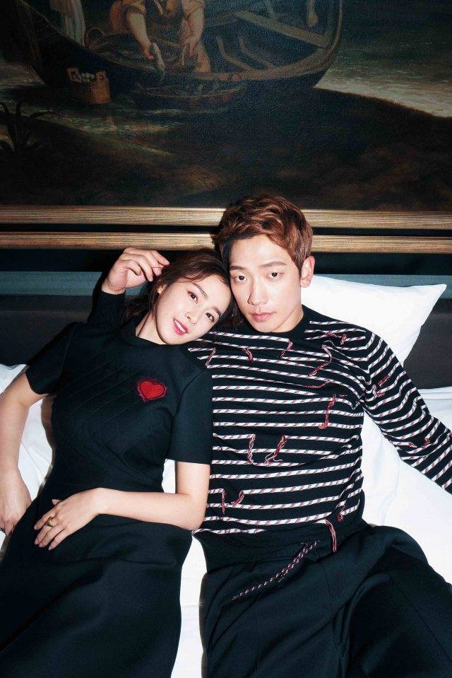 
Kim Tae Hee và Bi (Rain) chia sẻ: “Chúng tôi thường chụp hình riêng nên việc chụp ảnh cùng nhau mang lại cảm giác rất khác lạ”. Kim Tae Hee và Bi (Rain) quen nhau từ một buổi chụp hình từ năm 2012 nhưng tới đầu năm 2013, họ mới công khai quan hệ tình cảm.
