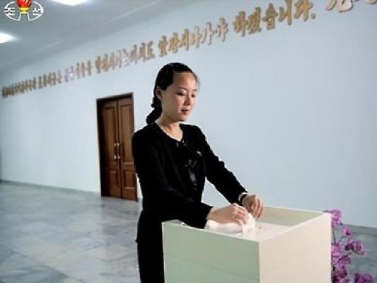 Chân dung người em gái quyền lực của ông Kim Jong-un - 1 Bà Kim Yo-jong đi bỏ phiếu tại Triều Tiên (Ảnh: KCNA)