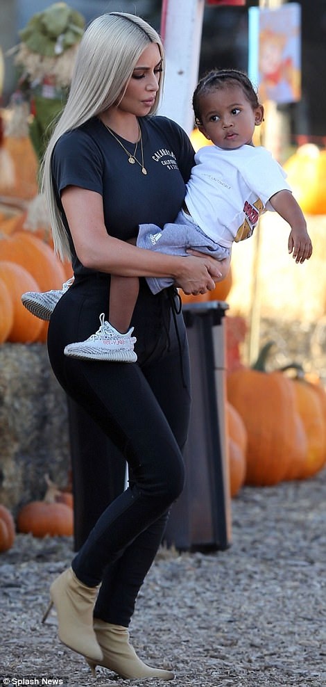 Hai nhóc tì đáng yêu của Kim Kardashian đi thăm vườn bí ngô - 10
