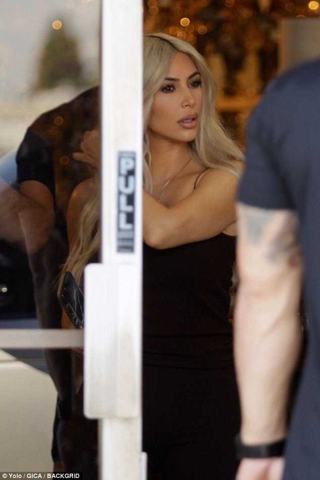 
Trước khi có mặt tại vườn bí ngô vui chơi cùng hai con, Kim Kardashian bận rộn với show truyền hình Keeping Up With The Kardashians.
