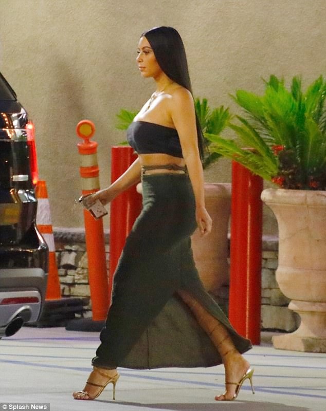 
Các kiểu áo quây, váy ôm sát xẻ cao đang là mốt được người đẹp 37 tuổi này ưa chuộng
