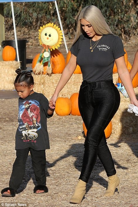 
Cô con gái 4 tuổi của Kim thích tự lựa chọn trang phục và có gu thời trang khá cá tính.
