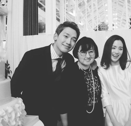 Bi (Rain) hạnh phúc bên cô dâu Kim Tae Hee sau đám cưới giản dị - 2
Bi (Rain) và Kim Tae Hee đã có một lễ thành hôn như ý tại nhà thờ. Hôn lễ của họ diễn ra trước sự chứng kiến của một vài người bạn, người thân hai bên gia đình và tuyệt nhiên không có sự góp mặt của truyền thông. Sau đám cưới, cô dâu Kim Tae Hee thay sang một chiếc váy khác giản dị không kém váy cưới của cô để chung vui với bạn bè thân thiết. Dù là một ngôi sao nổi tiếng nhưng Kim Tae Hee rất giản dị, không làm tóc, hay trang điểm cầu kỳ trong đám cưới của mình.