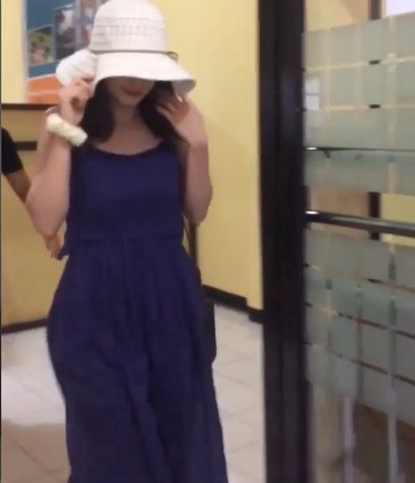 Trở về từ tuần trăng mật, Kim Tae Hee và Bi (Rain) sắm đồ cho tổ ấm - 5
Khá nhiều fan tại Indonesia nhận ra cặp tình nhân quyền lực của làng giải trí xứ Hàn.