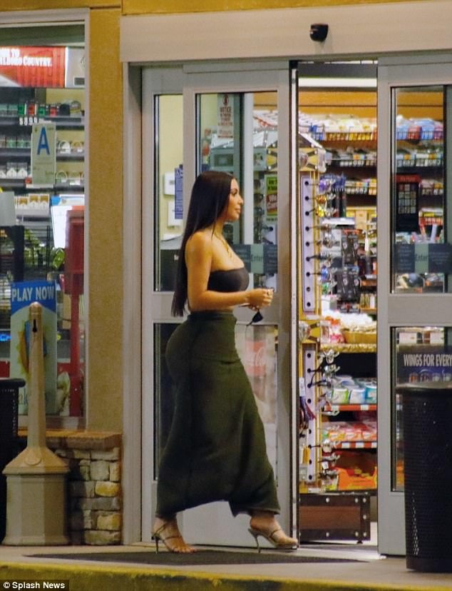 
Tuy nhiên nhiều người phản đối Kim Kardashian và cho rằng trang phục mát mẻ nhưng không sexy và sang trọng
