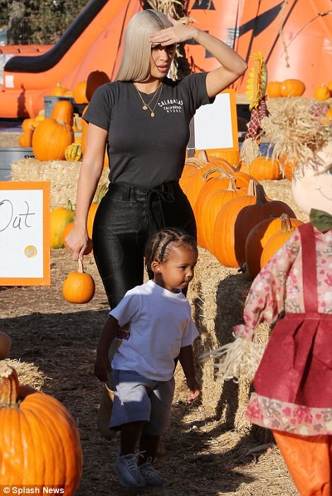 
Cậu con trai 1 tuổi của Kim và Kanye nhanh nhẹn và hào hứng với những quả bí ngô to đùng trong vườn.
