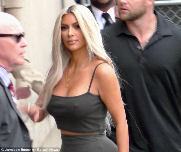 Kim Kardashian khoe ba vòng "nảy lửa" - 8 Kim Kardashian khoe ba vòng "nảy lửa" - 8