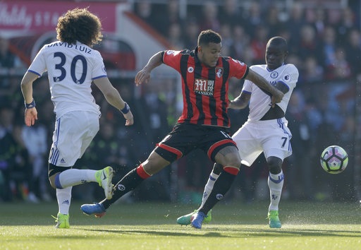 
King (giữa) trong vòng vây của các cầu thủ Chelsea
