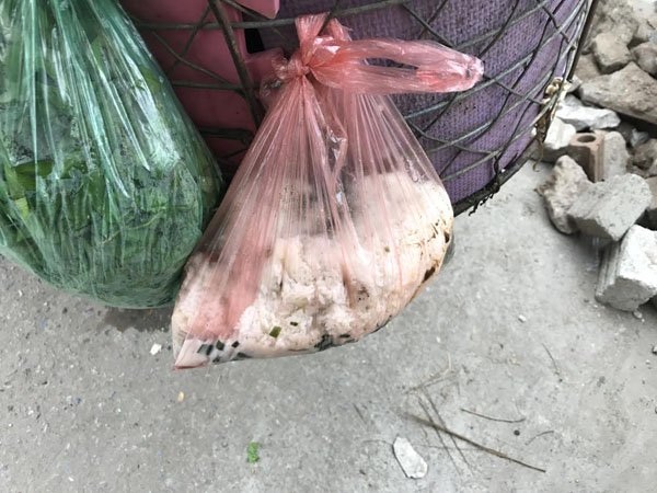 Đi xin cơm thừa, bà bán rau tiết kiệm 700 triệu đồng làm hồi môn - 2
Những túi cơm thừa, canh cặn tưởng chừng chẳng đáng gì lại có thể đem về nguồn thu lớn