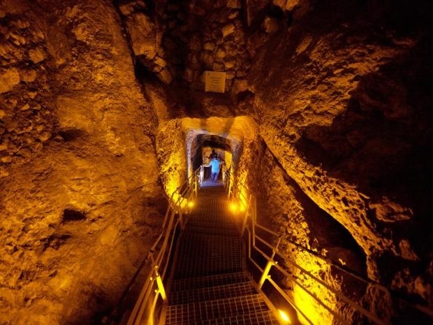 Đoạn Kinh thánh mô tả cảnh đốt cháy Jerusalem là hoàn toàn xác thực - 1
Những người khai quật ở trong đường hầm thành phố David đã tìm thấy hạt nho, gỗ và đồ gốm bị cháy.