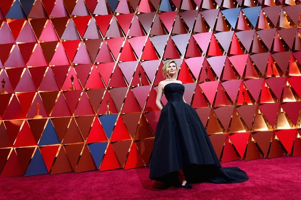 Dập dìu người đẹp trên thảm đỏ Oscar 2017 - 20
Kirsten diện váy Christian Dior, đeo vòng cổ Niwaka, mang giày Christian Lacriox