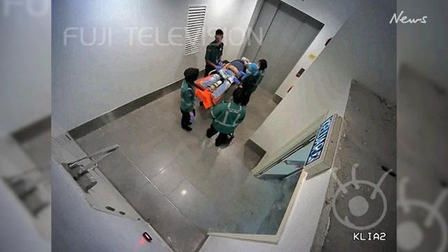 
Người nghi là ông Kim Jong-nam nằm trên cáng để chuyển từ sân bay Kuala Lumpur đến bệnh viện sau vụ tấn công. (Ảnh: Getty)
