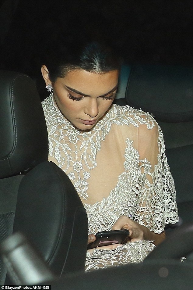 Chị em cô Kim mặc váy siêu hở đi đóng vai phụ - 7
Kendall là chân dài 21 tuổi đình đám hiện nay, cô có tên trong top 10 siêu mẫu có thu nhập cao nhất thế giới năm 2016.
