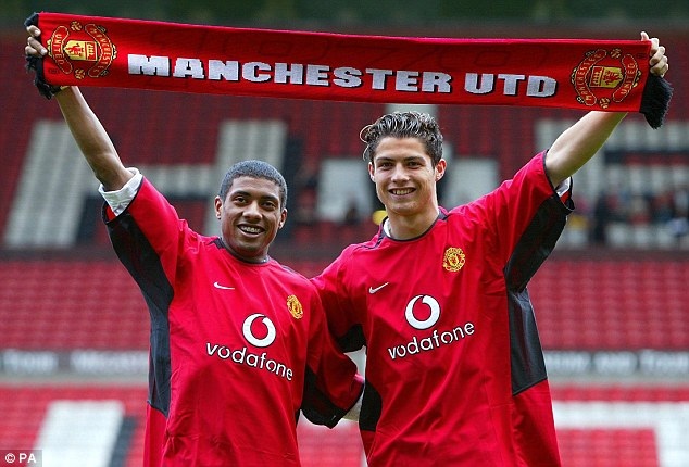 Nhà vô địch World Cup 2002 tới MU vào năm 2013 để thay thế Veron. Tuy nhiên, số phận của anh cũng chẳng khá khẩm hơn. Kleberson chỉ ra sân 30 trận đấu cho MU trong vòng 2 năm, trước khi bị đẩy sang Beşiktaş với mức phí gần như cho không.