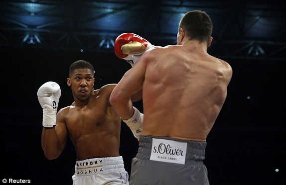 “Tiến sĩ búa thép” Klitschko bị hạ knock-out đầy đau đớn - 1 Hiệp 1 diễn ra khá cân bằng. Anthony Joshua nhỉnh hơn một chút so với Tiến sĩ búa thép