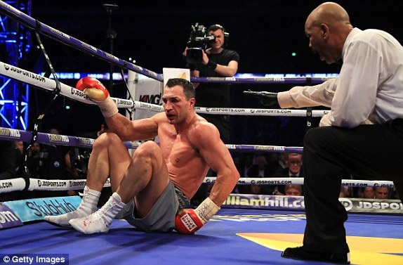 “Tiến sĩ búa thép” Klitschko bị hạ knock-out đầy đau đớn - 12 Lần này, Klitschko đã không thể đứng dậy
