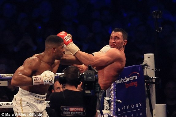 “Tiến sĩ búa thép” Klitschko bị hạ knock-out đầy đau đớn - 11 Trước khi hạ Klitschko bằng cú đấm móc ở hiệp 11