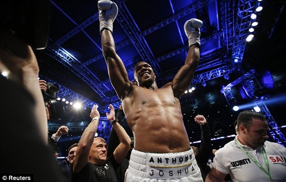 “Tiến sĩ búa thép” Klitschko bị hạ knock-out đầy đau đớn - 13 Chiến thắng xứng đáng thuộc về Anthony Joshua