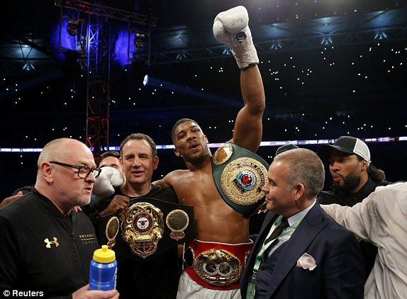 “Tiến sĩ búa thép” Klitschko bị hạ knock-out đầy đau đớn - 14 Anh đã thâu tóm 3 đai vô địch hạng nặng gồm WBA, IBF và IBO.