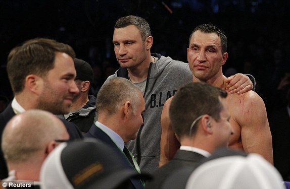 “Tiến sĩ búa thép” Klitschko bị hạ knock-out đầy đau đớn - 15 Hai anh em nhà Klitschko ra về trong nỗi buồn vô hạn