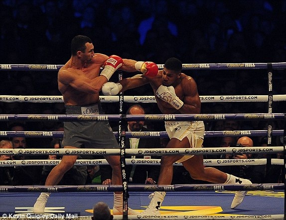 “Tiến sĩ búa thép” Klitschko bị hạ knock-out đầy đau đớn - 2 Anthony Joshua bắt đầu phát huy lợi thế sức mạnh của mình, khiến Klitschko chống đỡ vất vả ở các hiệp sau đó