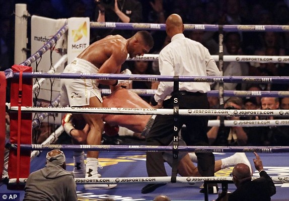 “Tiến sĩ búa thép” Klitschko bị hạ knock-out đầy đau đớn - 4 Tới hiệp thứ 5, Klitschko đã gục xuống sàn đấu