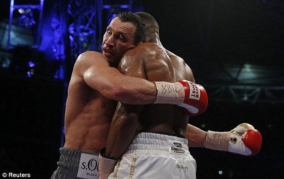 “Tiến sĩ búa thép” Klitschko bị hạ knock-out đầy đau đớn - 7 Dù vậy, thời gian trôi đi, Anthony Joshua càng phát huy lợi thế sức mạnh. Klitschko mệt lả chống đỡ đối thủ