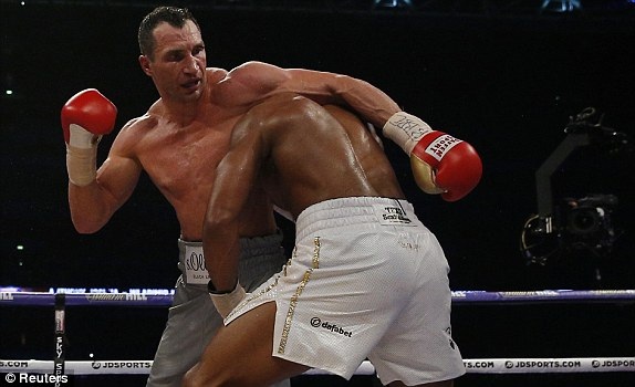 “Tiến sĩ búa thép” Klitschko bị hạ knock-out đầy đau đớn - 8 Anthony Joshua quần cho đối thủ tơi tả