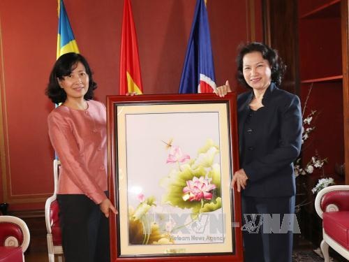 Chủ tịch Quốc hội kết thúc tốt đẹp chuyến thăm Thụy Điển - 1 Chủ tịch Quốc hội Nguyễn Thị Kim Ngân đến thăm và tặng quà cán bộ, nhân viên Đại sứ quán Việt Nam tại Thụy Điển. Ảnh: Trọng Đức/TTXVN