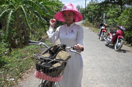 "Choáng" với những em bé có khả năng kỳ lạ nhất Việt Nam - 2 Em Hồ Thuý Vy trên đường đến lớp.