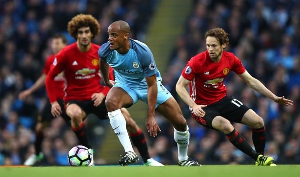 
Kompany (giữa) thi đấu trong trận derby thành Manchester vừa qua
