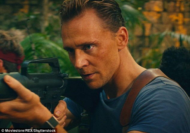 Trong phim, Tom Hiddleston vào vai James Conrad, một phi công từng phục vụ trong quân đội Anh, với những am hiểu về rừng già nhiệt đới, James Conrad được thuê để cùng đoàn chuyên gia thám hiểm đi tới vùng đất của quái thú.