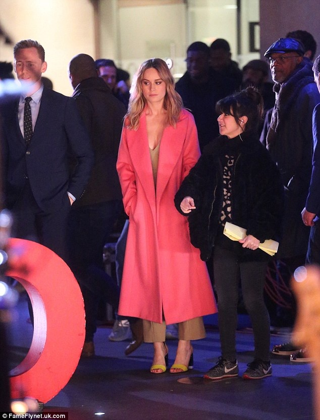 Brie Larson khoác thêm một chiếc áo khoác sau khi cuộc phỏng vấn kết thúc và các ngôi sao ra về.