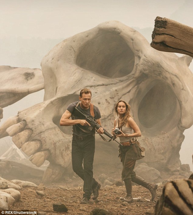 Nội dung “Kong: Skull Island” xoay quanh việc tìm ra một hòn đảo bí ẩn, đoàn thám hiểm phát hiện ra rằng trên đảo có một linh trưởng khổng lồ tên Kong. Kong đang trong cuộc chiến đấu với quái thú Skullcrawlers để giành quyền thống trị hòn đảo. Nhóm thám hiểm ban đầu chiến đấu để chống lại các quái thú, nhưng sau đó, họ nhận ra rằng Kong xứng đáng được bảo vệ.