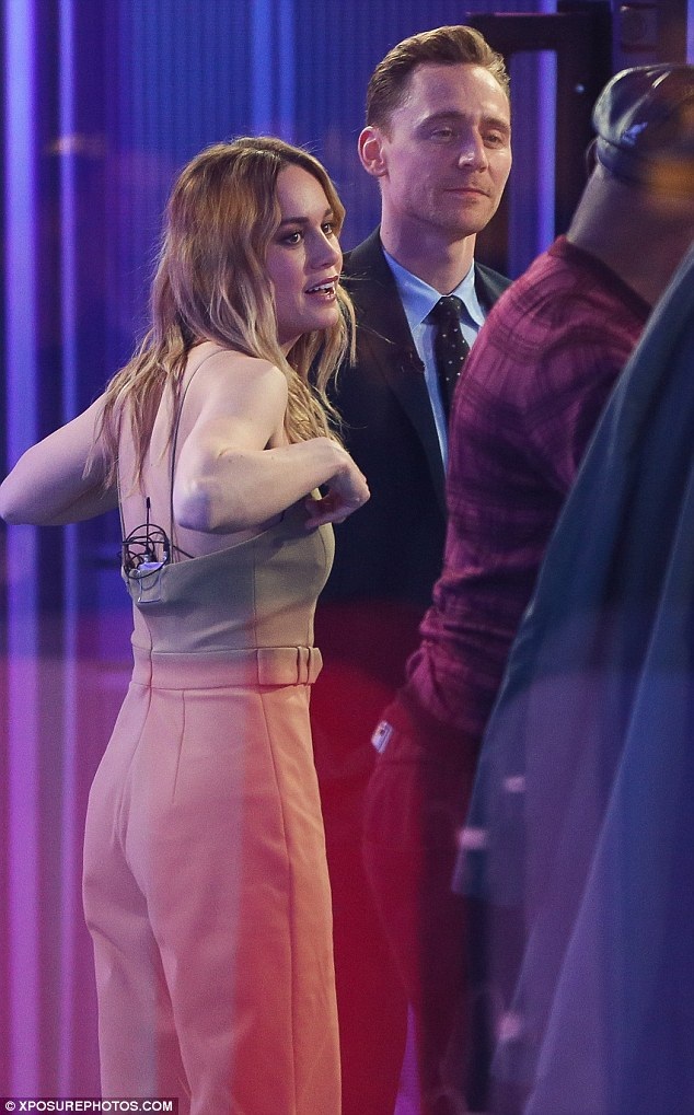 Với tư thế ngồi, những yếu điểm của một bộ jumpsuit cổ V khoét sâu lại càng bị lộ rõ. Ngay cả khi Brie đứng, bộ đồ vẫn có những lúc khiến cô phải điều chỉnh lại.