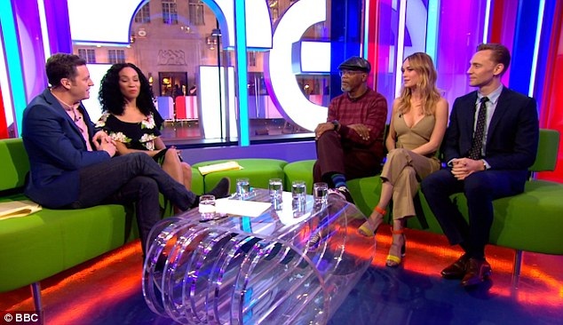 Với một bộ jumpsuit cổ V khoét sâu rộng, tư thế đẹp nhất và chuẩn nhất là khi người mặc đứng, khi ngồi, những yếu điểm bắt đầu lộ ra với những bất tiện, khó xử.