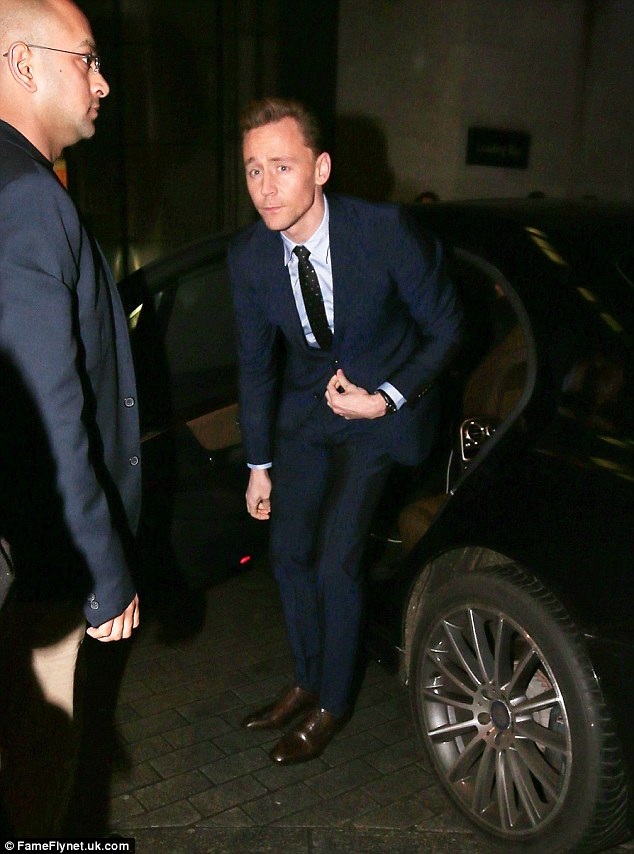 Nam chính của phim - Tom Hiddleston xuất hiện lịch lãm tại trường quay của talkshow truyền hình “The One Show”.