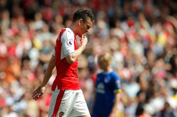 Mất vé dự Champions League, Arsenal tổn thất trước chung kết FA Cup - 1 Koscielny báo hại Arsenal khi phải nhận thẻ đỏ trong trận gặp Everton